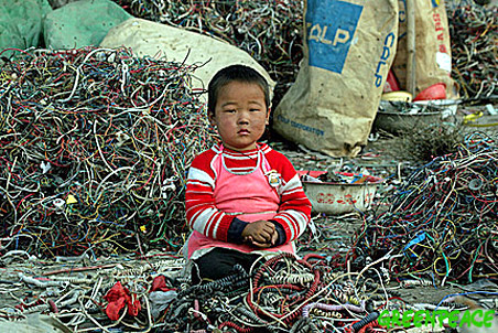 una discarica di computer in Cina