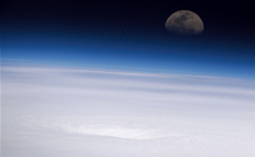 EO: uragano e luna