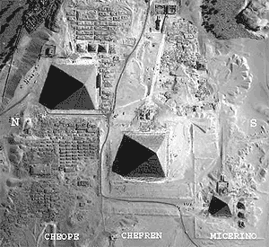 il complesso di piramidi ove sorge la piramide di Cheope visto dall'alto