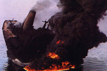 petroliera in fiamme