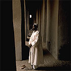 Artigiano nellla moschea di Djenne, Mali